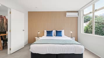 Suite estándar, 1 habitación | Cortinas blackout, tabla de planchar con plancha y wifi gratis