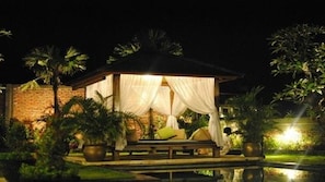 Five Bedroom Private Villa with Pool | Egyptian cotton sheets, minibar, in-room safe, desk - Ngeluwungan Boutique Villa (Canggu)