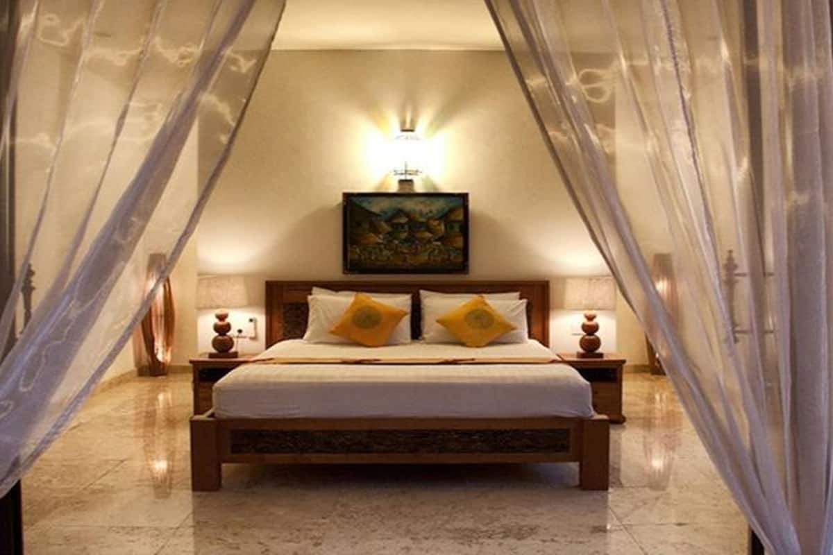 egyptian cotton sheets, minibar, in-room safe, desk