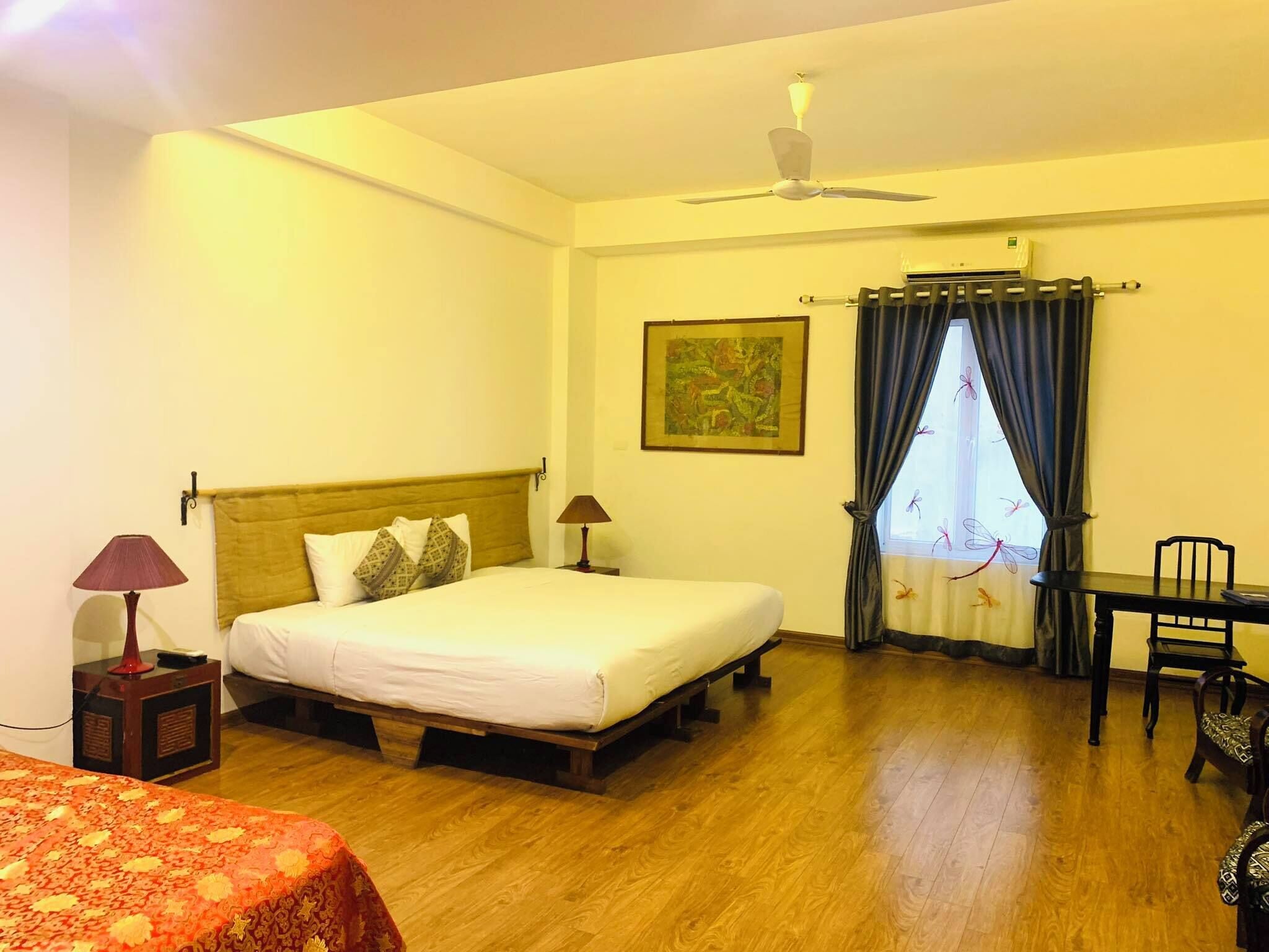 패밀리룸 | 거실 공간 | 케이블 채널 시청이 가능한 32인치 LCD TV, TV