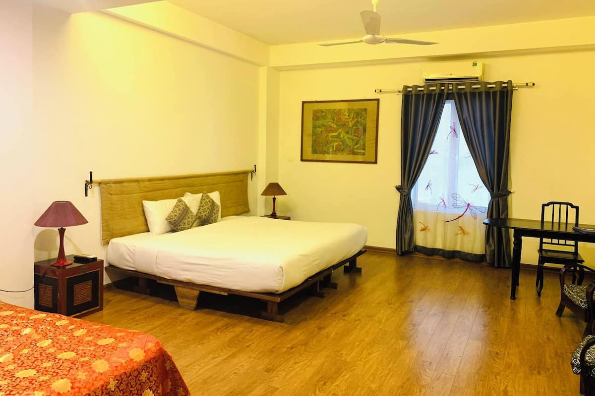 패밀리룸 | 거실 공간 | 케이블 채널 시청이 가능한 32인치 LCD TV, TV