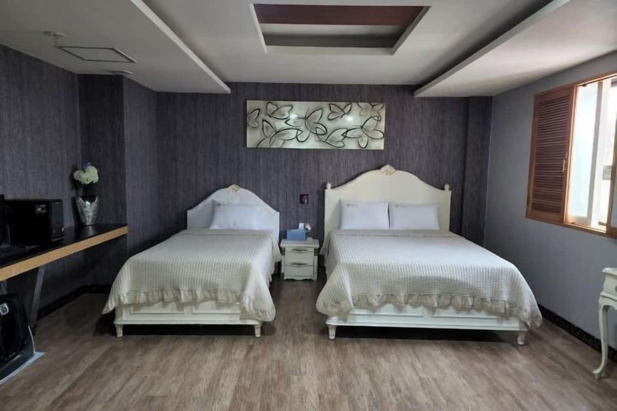 Ropa de cama de alta calidad, escritorio, wifi gratis y ropa de cama