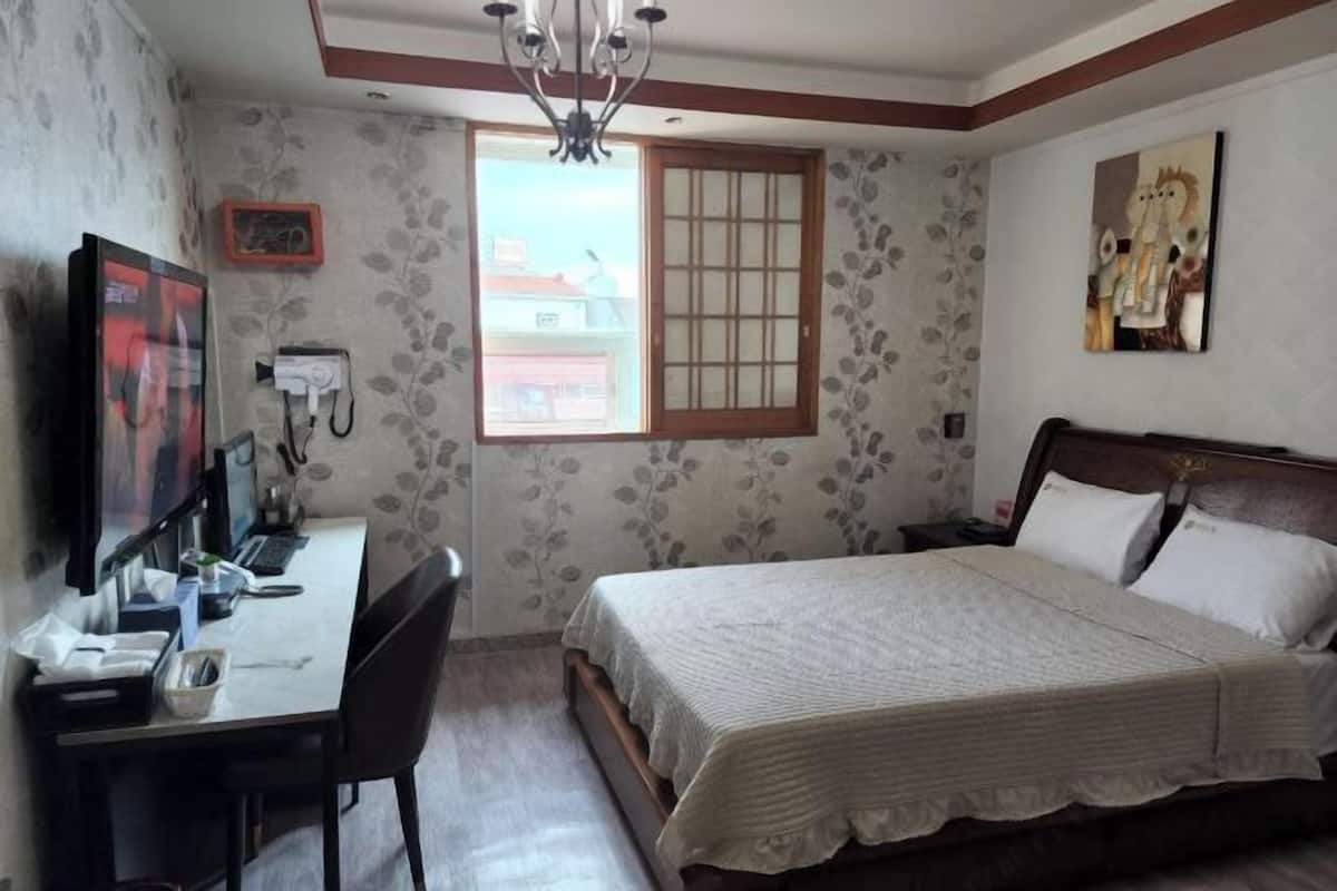 Luxe beddengoed, een bureau, gratis wifi, beddengoed