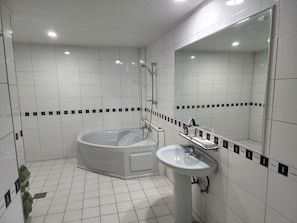 Quarto casal (VIP) | Banheiro | Produtos de toalete grátis, secador de cabelo, chinelos