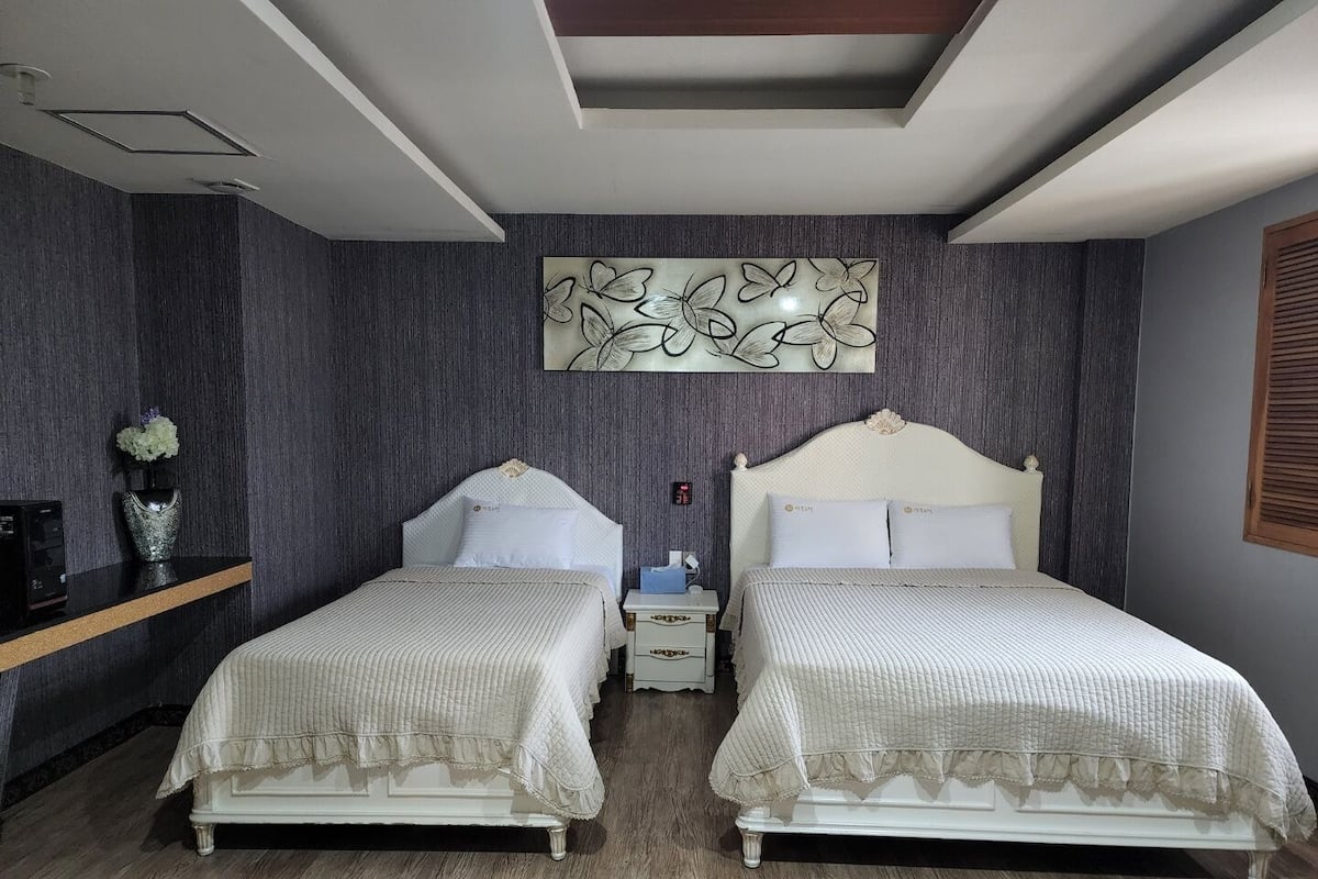 Tweepersoonskamer (VIP) | Luxe beddengoed, een bureau, gratis wifi, beddengoed
