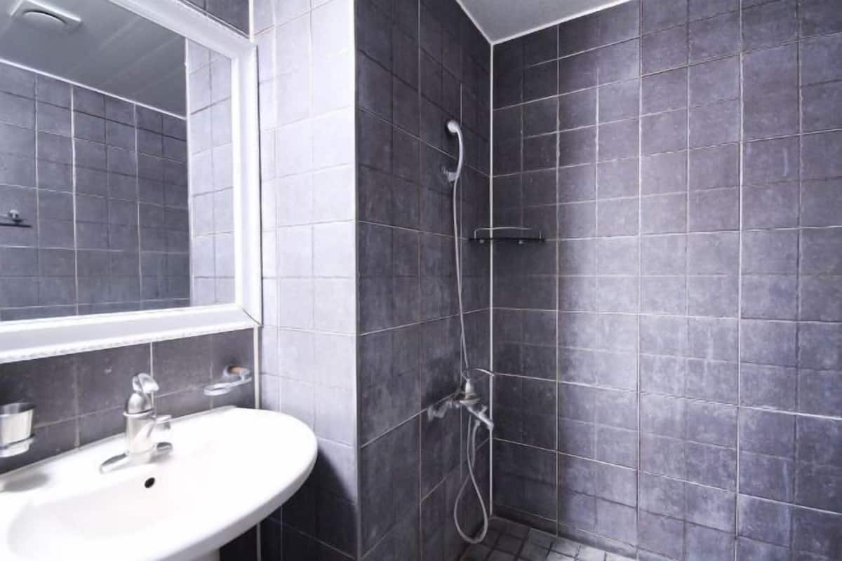 Badkamer | Gratis toiletartikelen, een haardroger, pantoffels, handdoeken