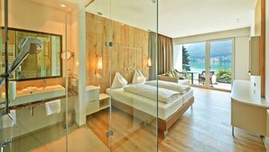Kamar Double Panorama, balkon, pemandangan danau | Seprai premium, minibar, brankas, dan meja kerja