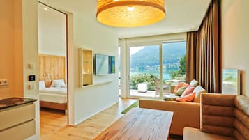 Suite panorámica, 2 habitaciones, balcón, vista al lago | Ropa de cama de alta calidad y minibar