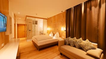 Habitación doble panorámica, balcón, vista al lago | Ropa de cama de alta calidad y minibar