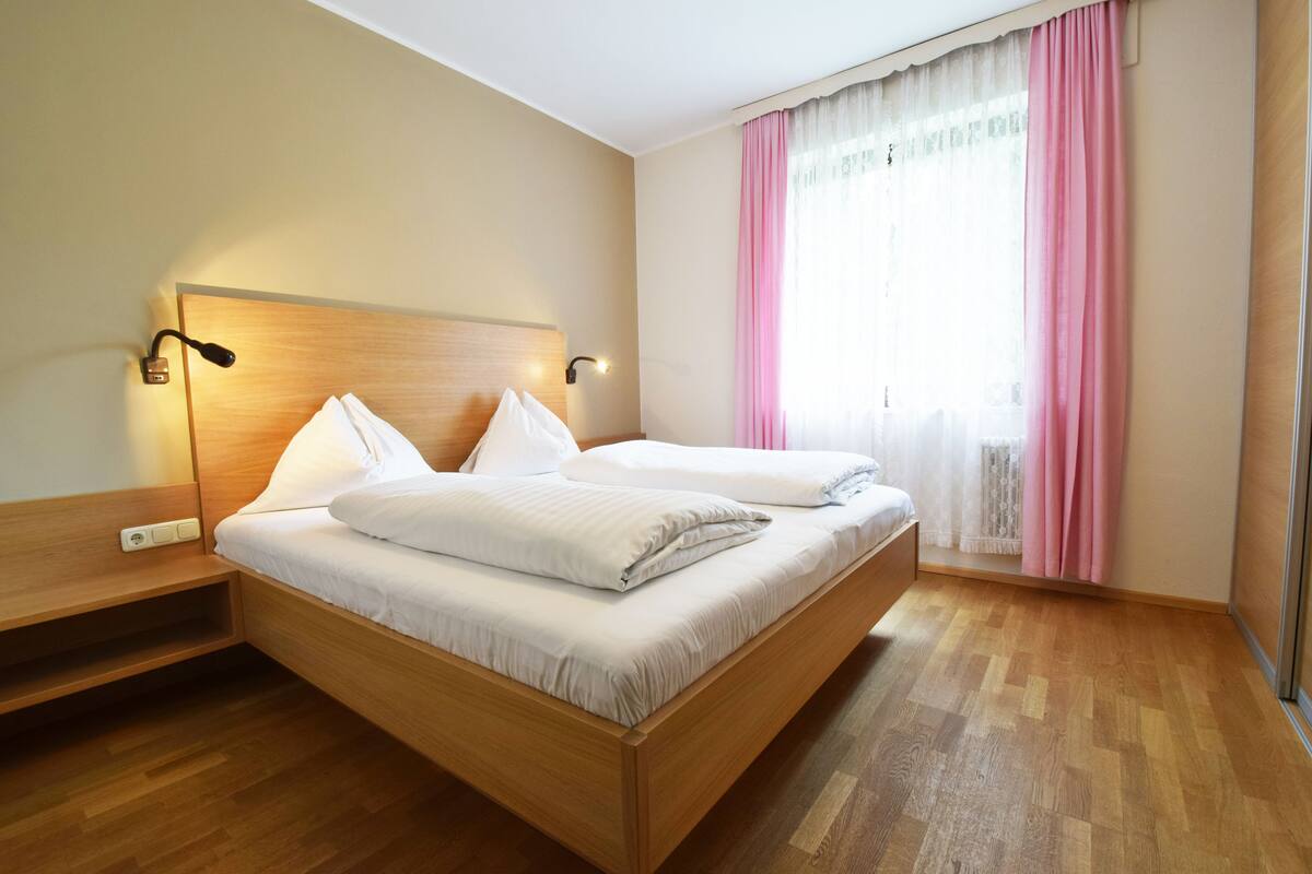 Ropa de cama de alta calidad y minibar 