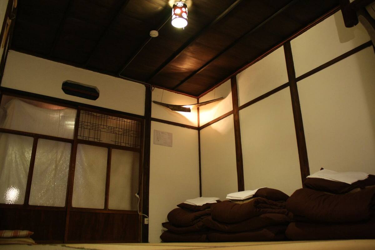 Habitación triple tradicional, futón (15 minutes from Namba by train) | Wifi gratis