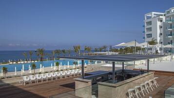 2 bars/lounges, 3 poolside bars, beach bar