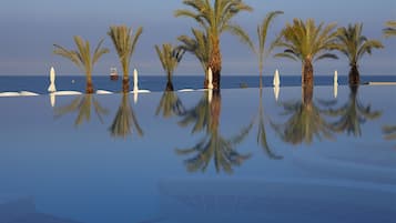 Piscina interna, piscina externa, guarda-sóis, espreguiçadeiras