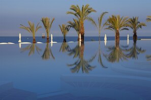 Indoor pool, outdoor pool, pool umbrellas, sun loungers - King Evelthon Beach Hotel & Resort (Chlorakas)