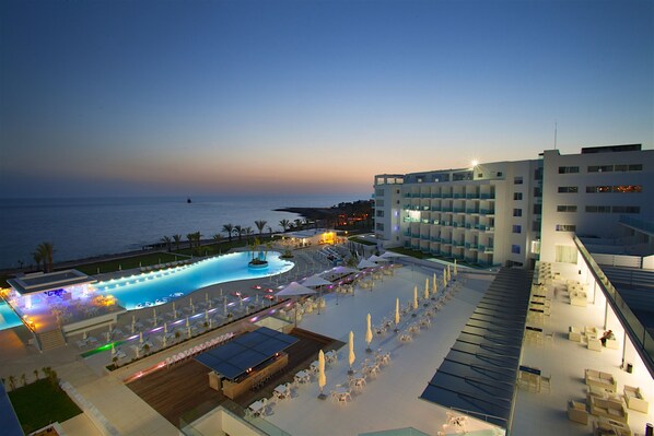 Indoor pool, outdoor pool, pool umbrellas, sun loungers - King Evelthon Beach Hotel & Resort (Chlorakas)