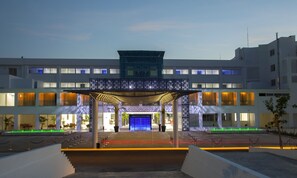 Front of property - King Evelthon Beach Hotel & Resort (Chlorakas)