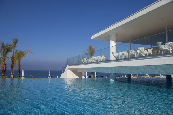 Piscine couverte, piscine extérieure, parasols de plage, chaises longues
