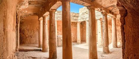Una estructura antigua con columnas y arcos, probablemente un lugar de interés histórico.