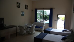Family Poolside  - Beach Club Resort (Sihanoukville)