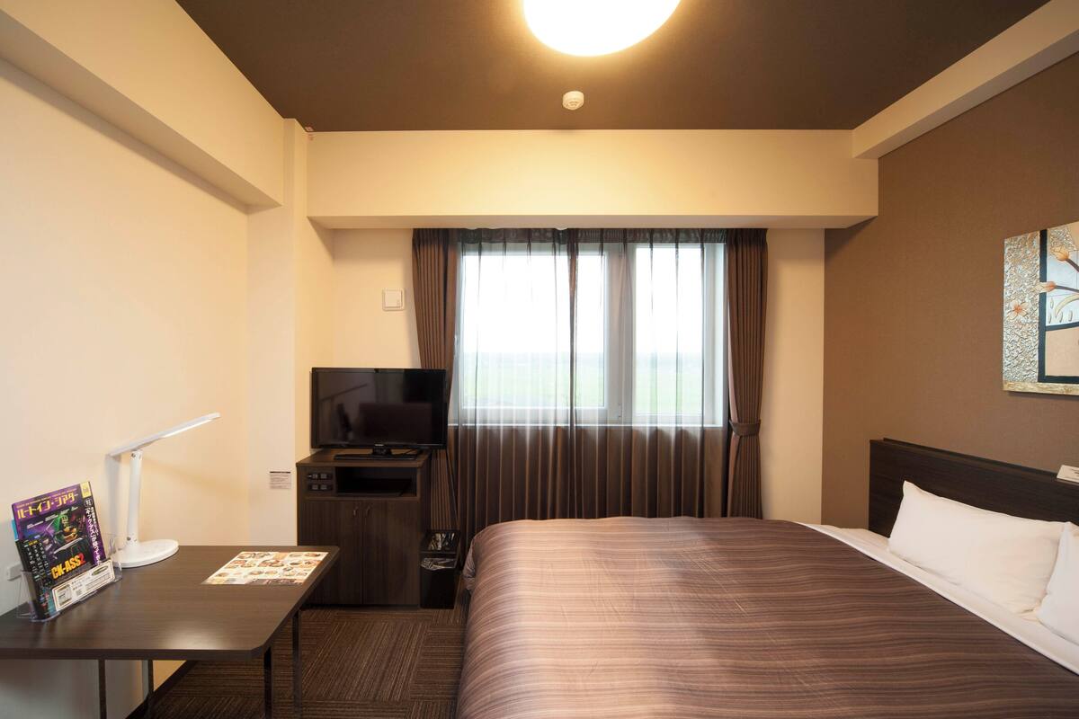 1 bedroom, desk, free wifi, bed sheets