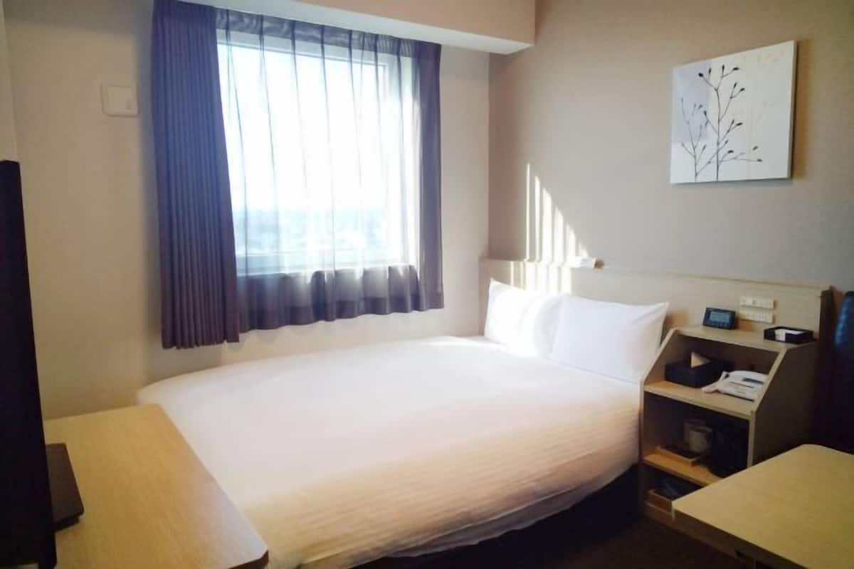 Escritorio, wifi gratis y ropa de cama