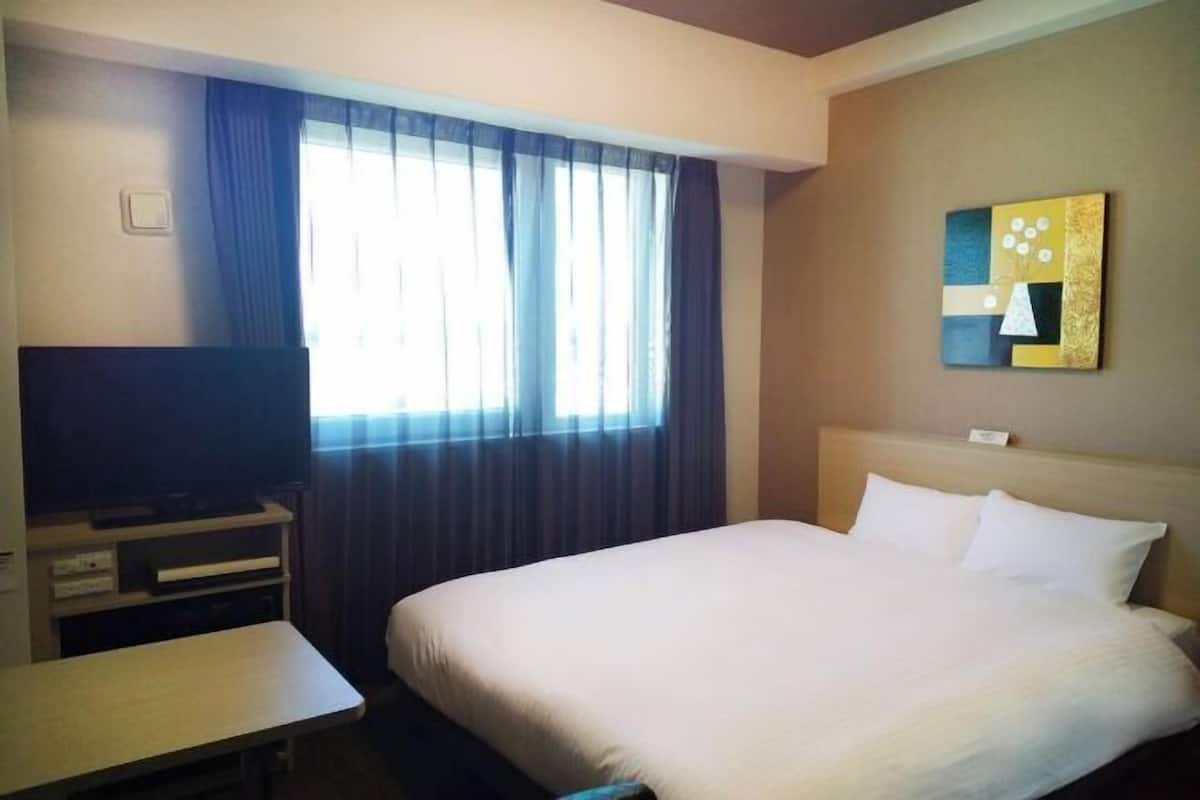 Escritorio, wifi gratis y ropa de cama