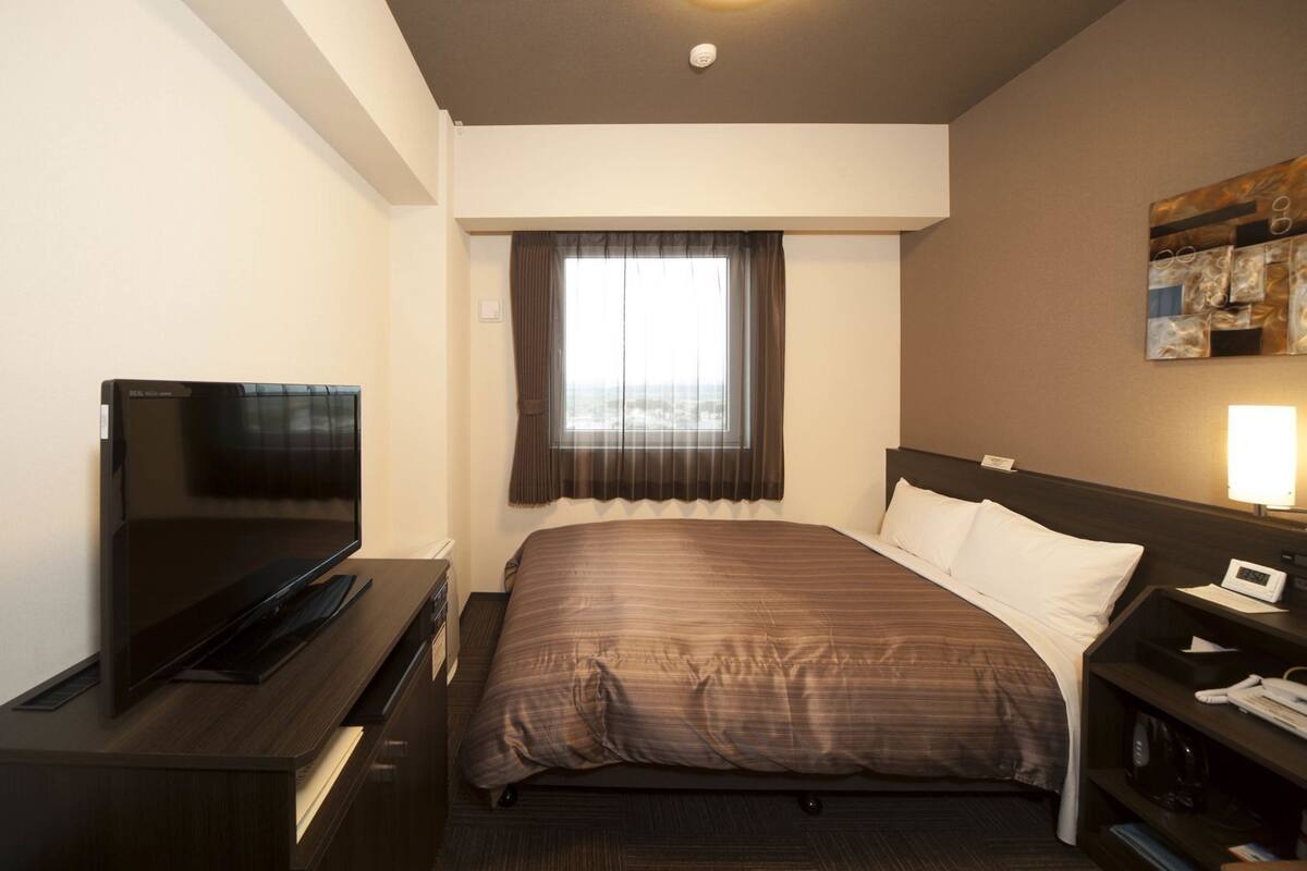 Escritorio, wifi gratis y ropa de cama