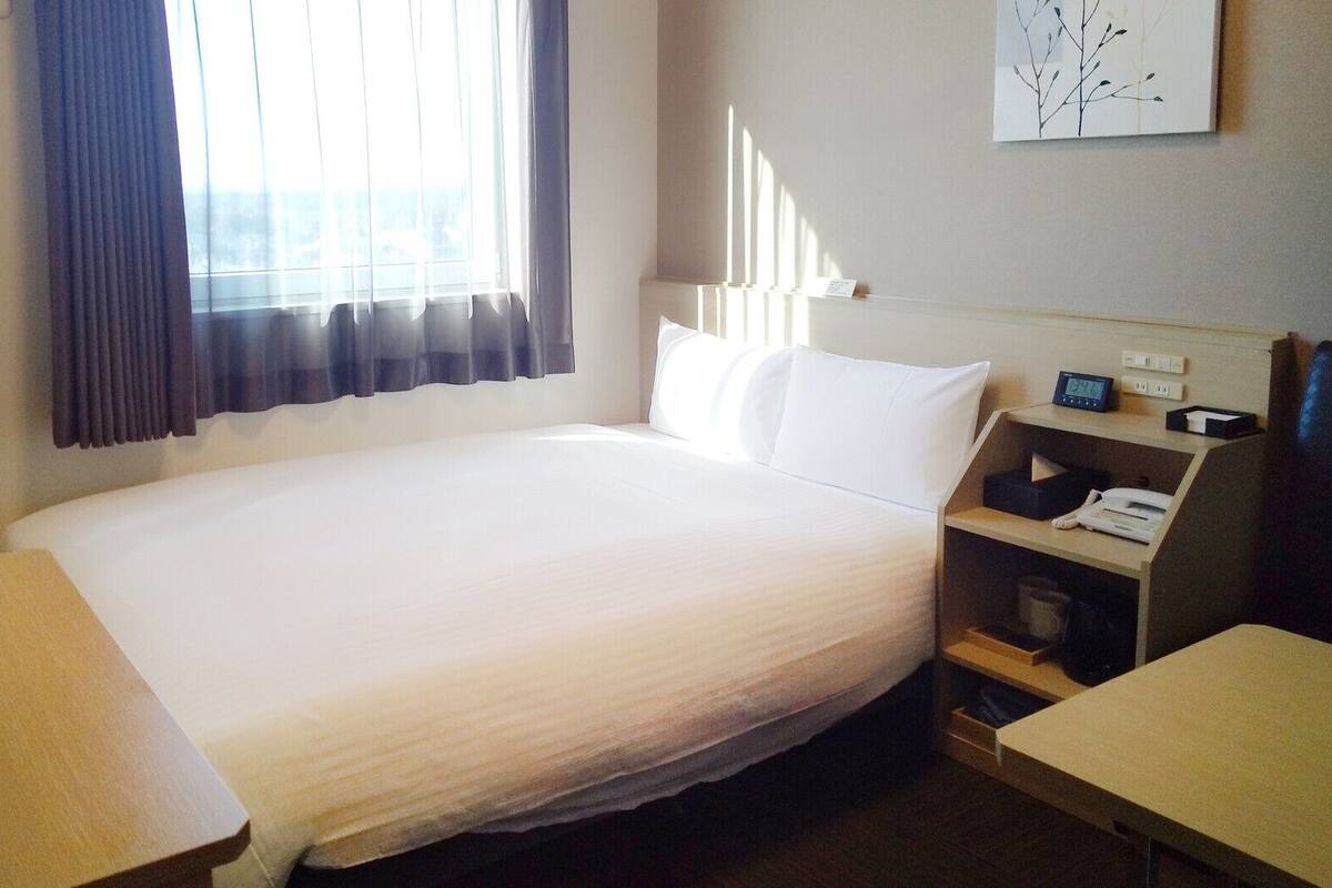 Escritorio, wifi gratis y ropa de cama