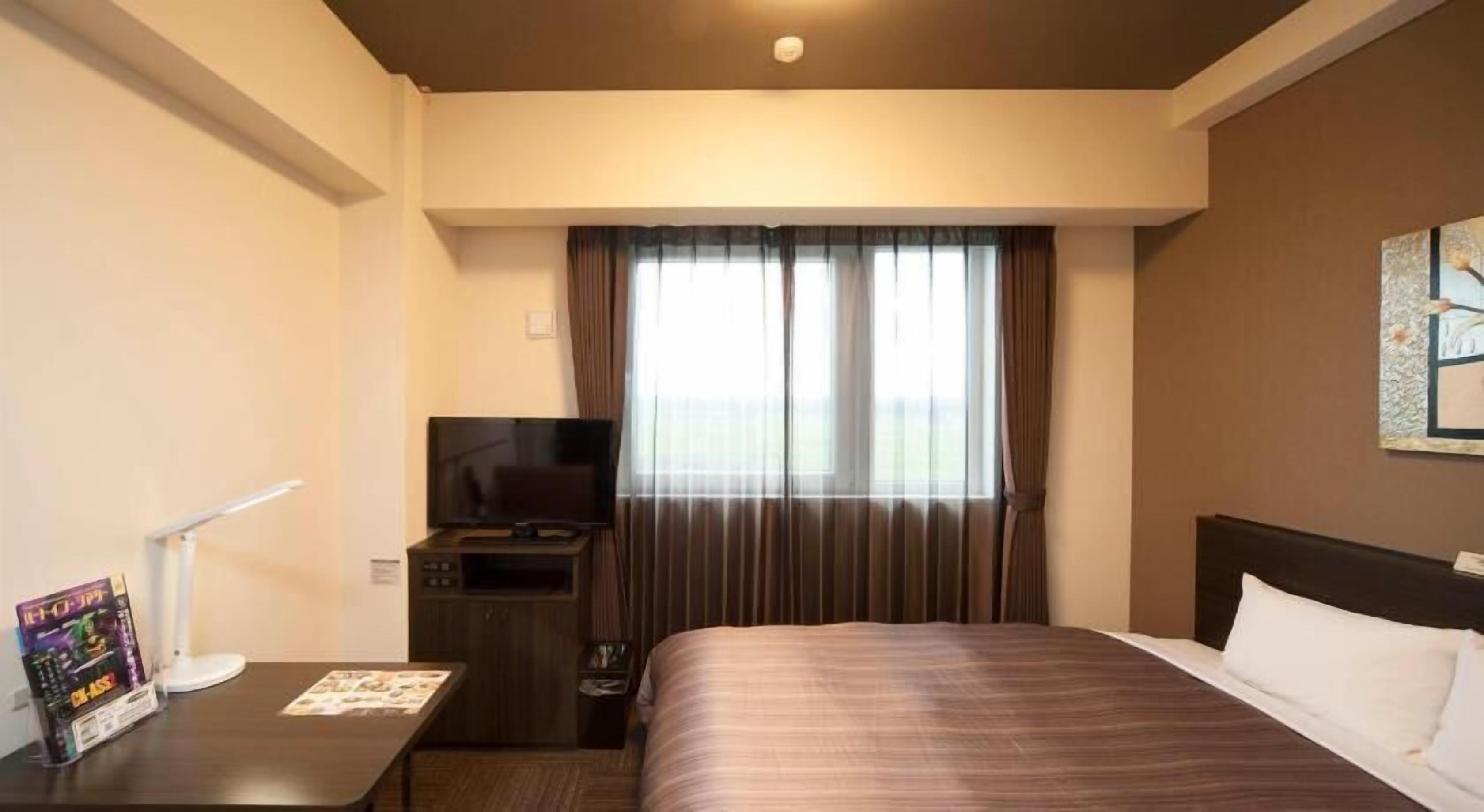 Escritorio, wifi gratis y ropa de cama 