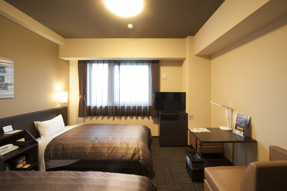 Escritorio, wifi gratis y ropa de cama