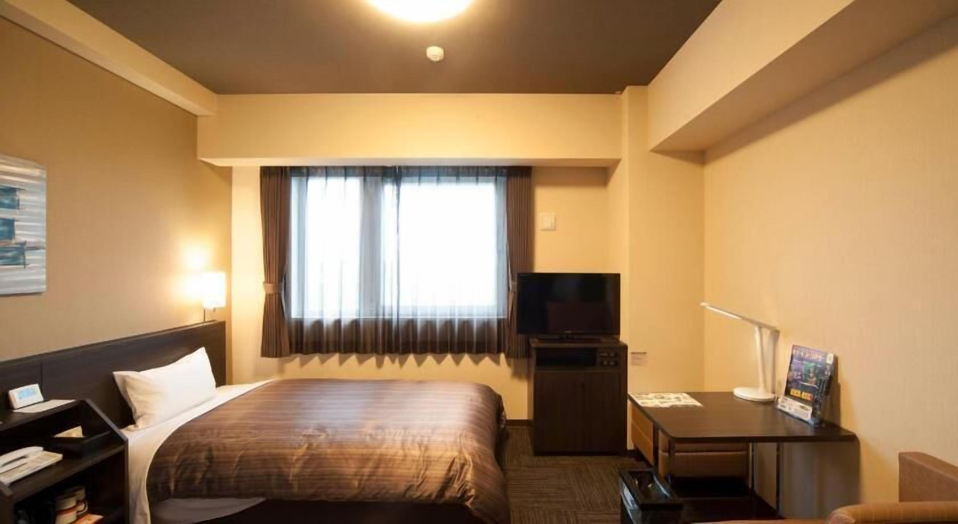 Escritorio, wifi gratis y ropa de cama 