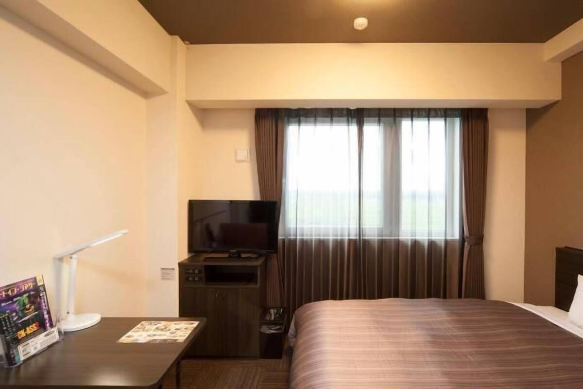 Escritorio, wifi gratis y ropa de cama