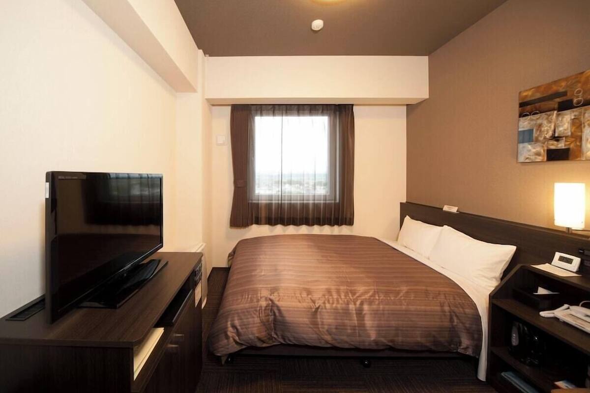Escritorio, wifi gratis y ropa de cama