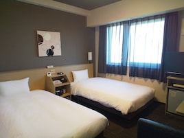 Escritorio, wifi gratis, ropa de cama