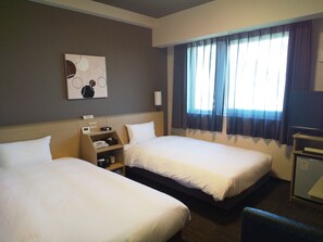 A hotel room with two beds, a desk, a television, and a wall-mounted artwork. - Hotel Route Inn Ono (Ono)
