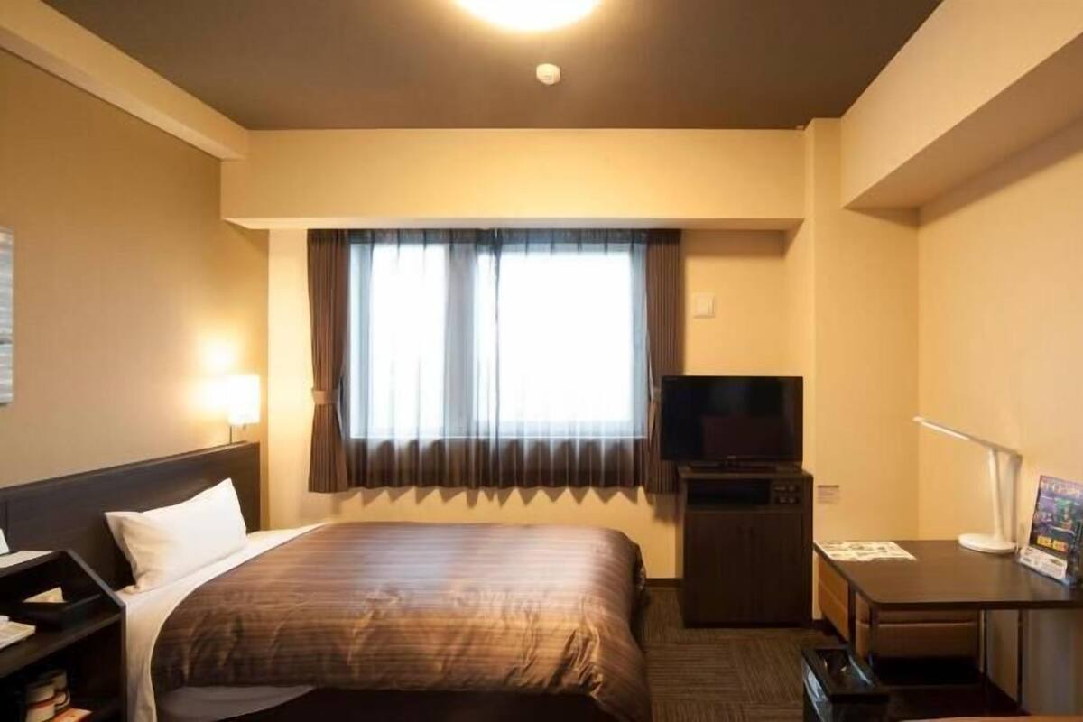 Escritorio, wifi gratis y ropa de cama