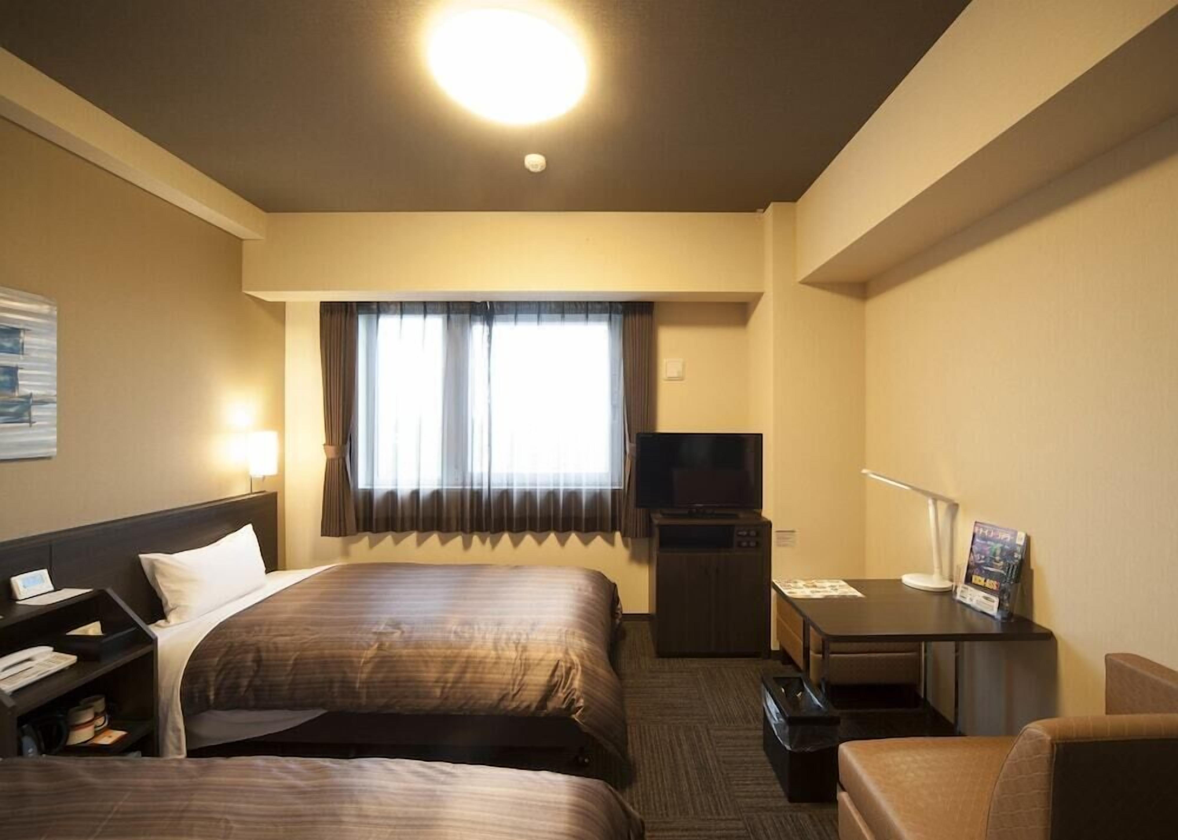 Escritorio, wifi gratis, ropa de cama
