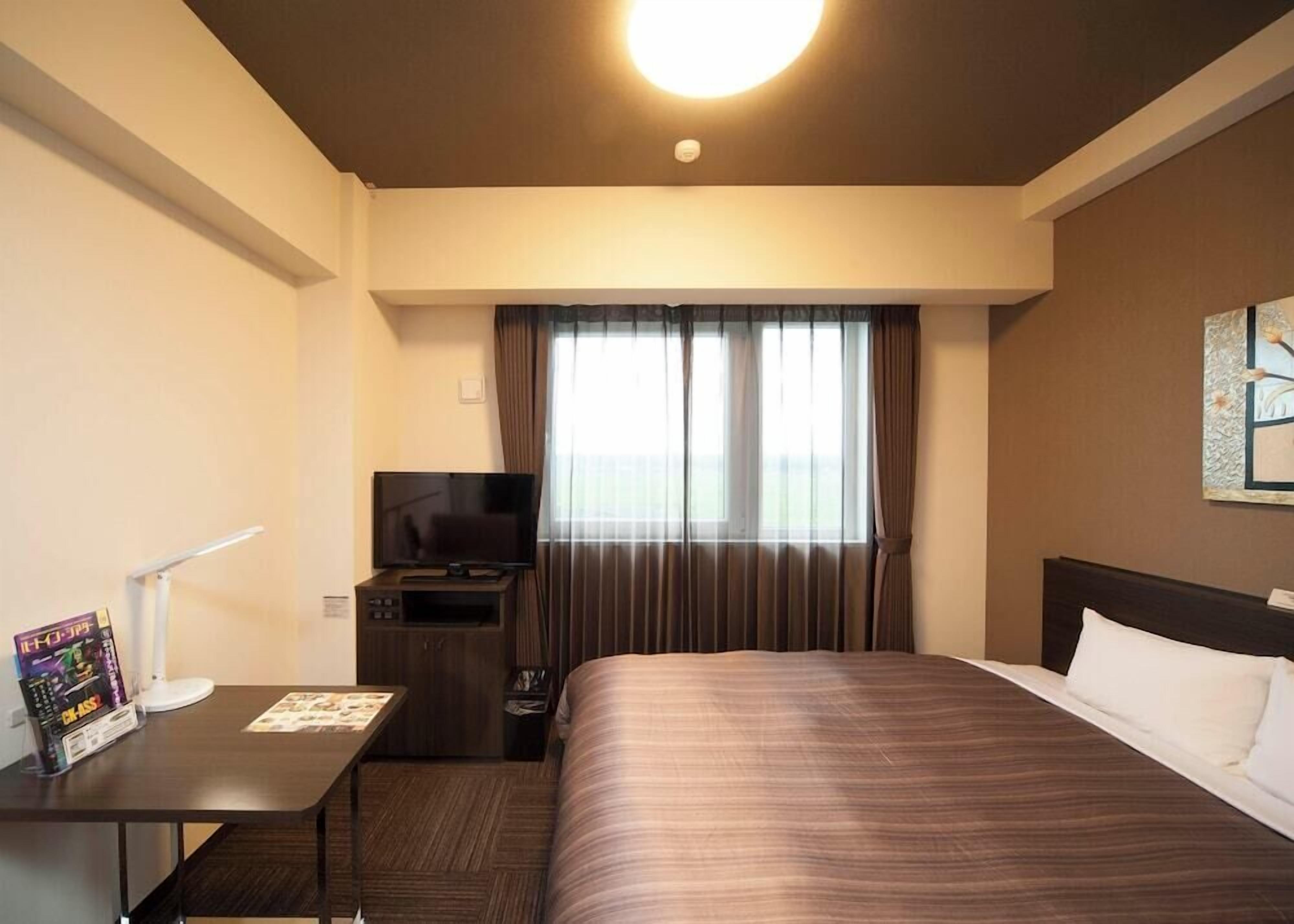 Escritorio, wifi gratis, ropa de cama