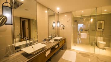 Suite, 2 slaapkamers | Badkamer | Gratis toiletartikelen, een haardroger, badjassen
