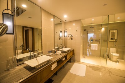 Crowne Plaza Huangshan Taiping Lake, an IHG Hotel