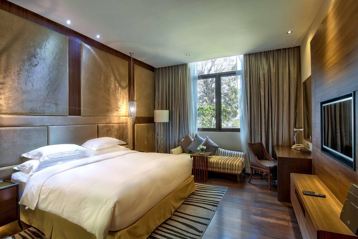 Premium bedding, minibar, in-room safe, desk