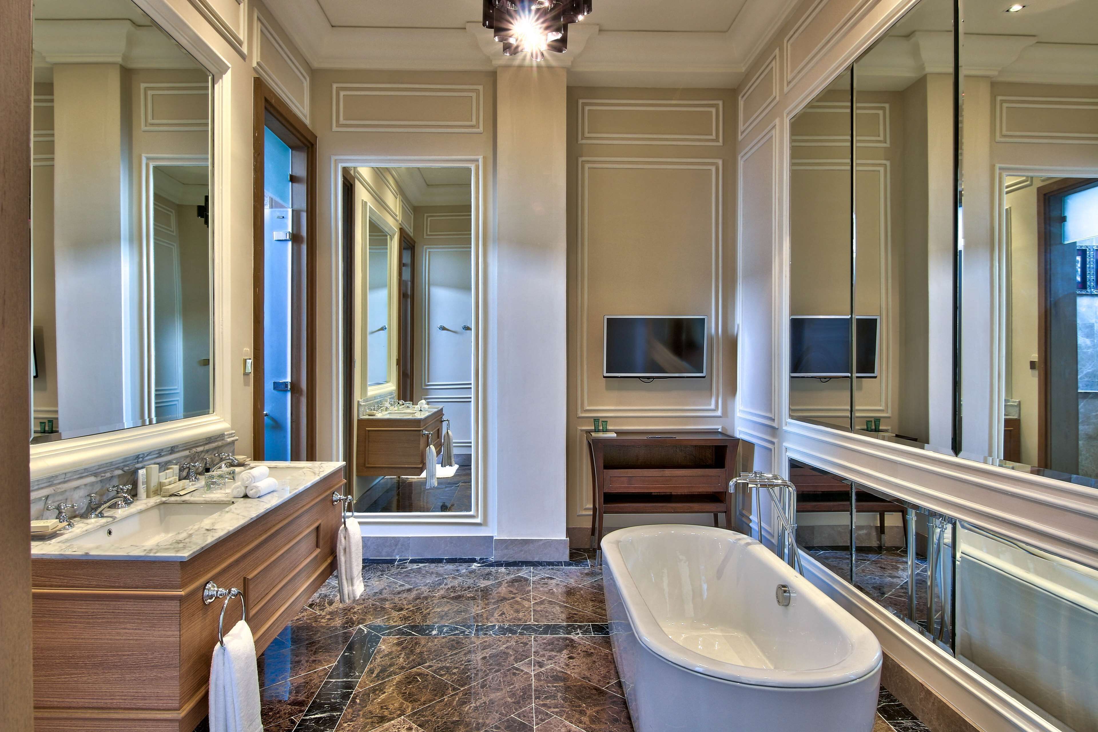 suite, 2 bedrooms | bathroom | combined shower/bathtub, rainfall showerhead, free toiletries