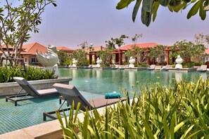 Outdoor pool, free cabanas, pool umbrellas