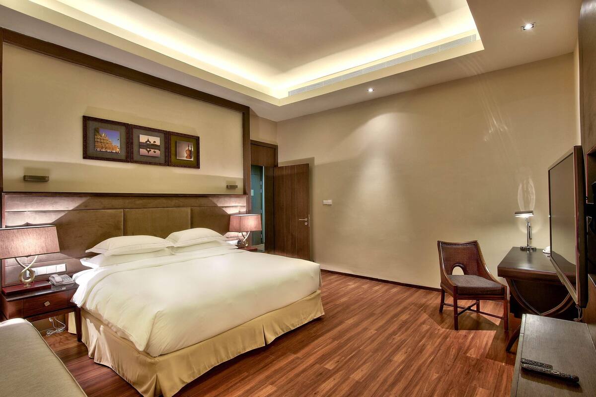 Premium bedding, minibar, in-room safe, desk
