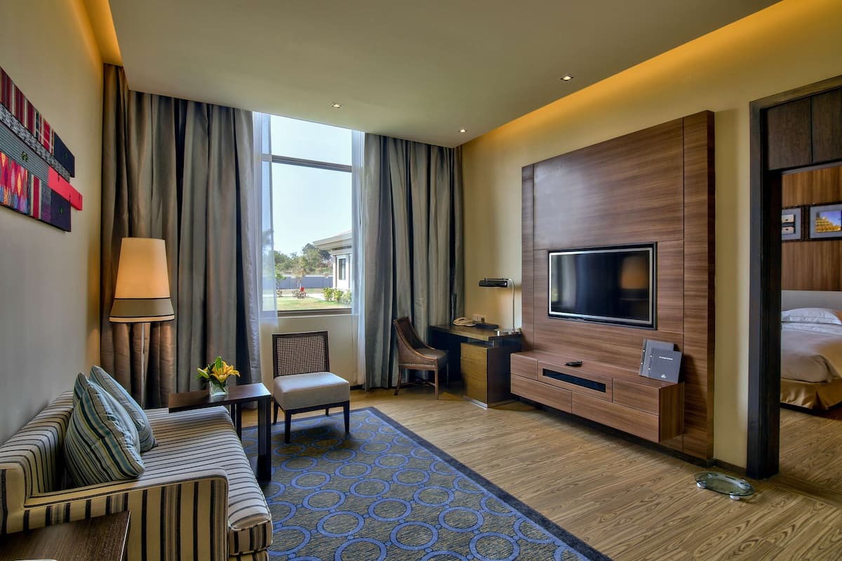 Suite, 1 Bedroom (King) | Premium bedding, minibar, in-room safe, individually decorated