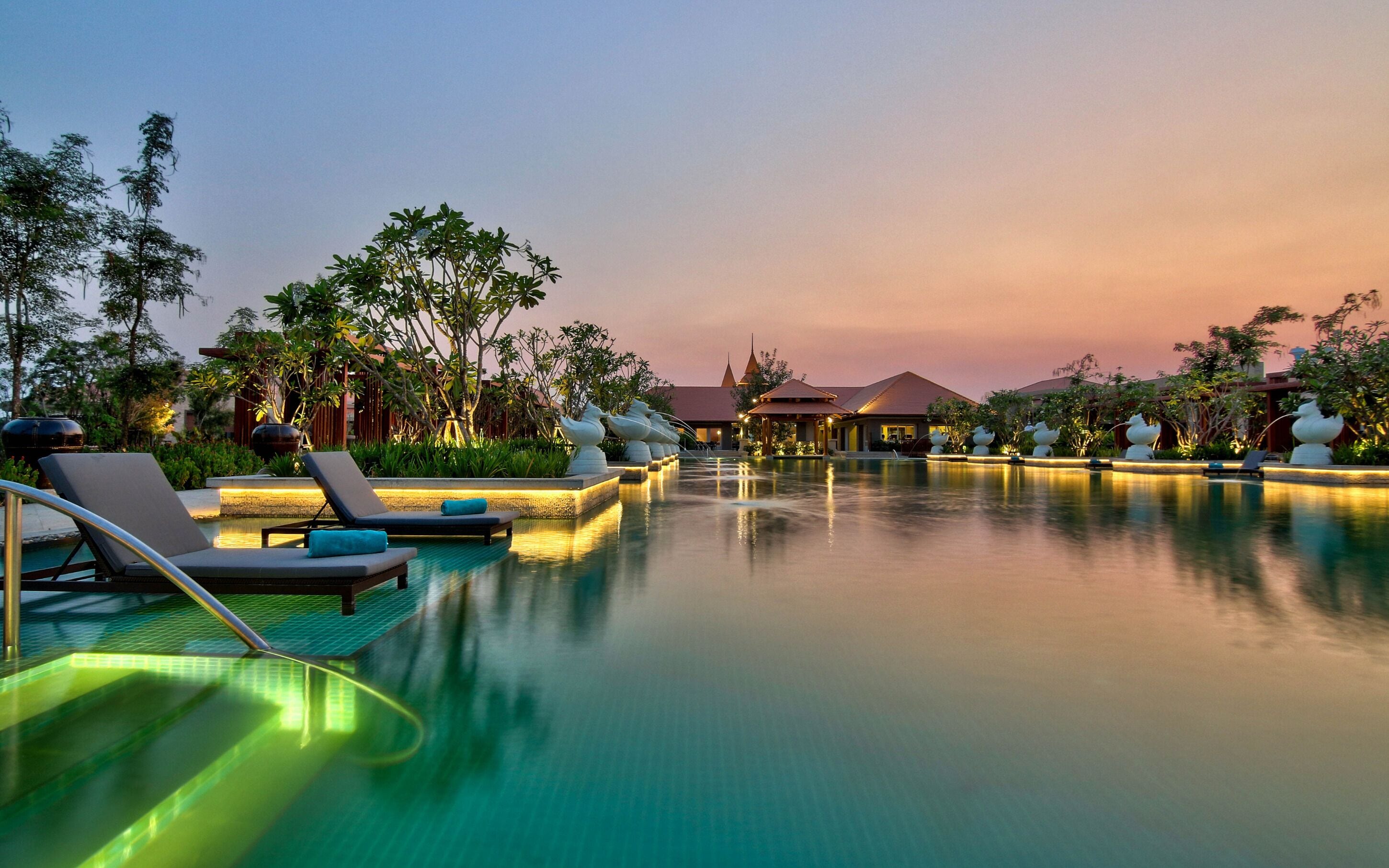 室外游泳池，提供免費遮陽小屋和泳池遮陽傘