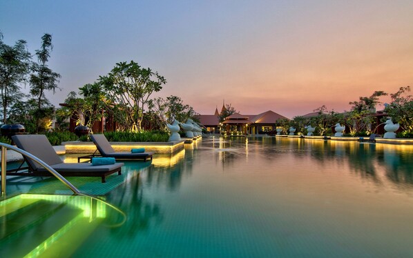 Outdoor pool, free pool cabanas, pool umbrellas