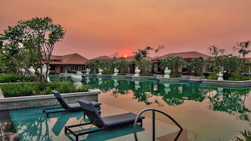 Outdoor pool, free pool cabanas, pool umbrellas