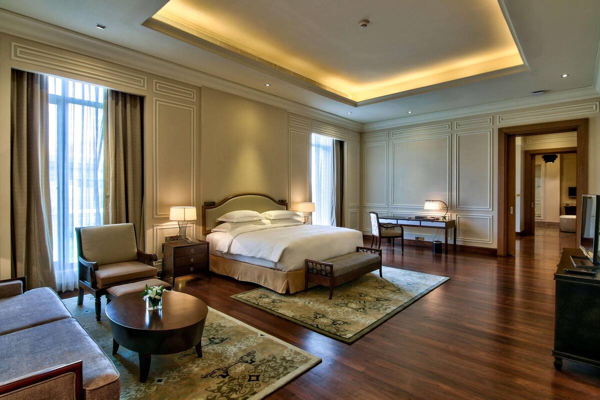 Premium bedding, minibar, in-room safe, desk