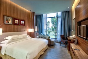 Hochwertige Bettwaren, Minibar, Zimmersafe, individuell dekoriert